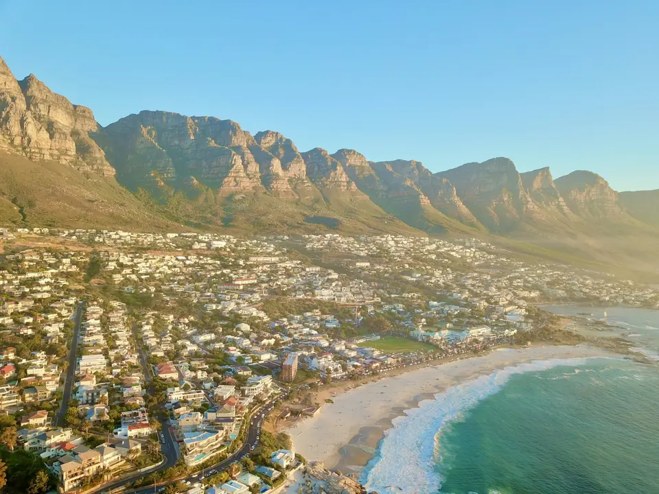 Praia de Camps Bay e a cordilheira dos Doze Apóstolos, na Cidade do Cabo