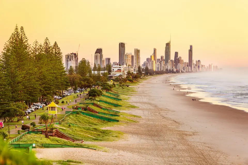 Praia da Gold Coast com prédios ao fundo