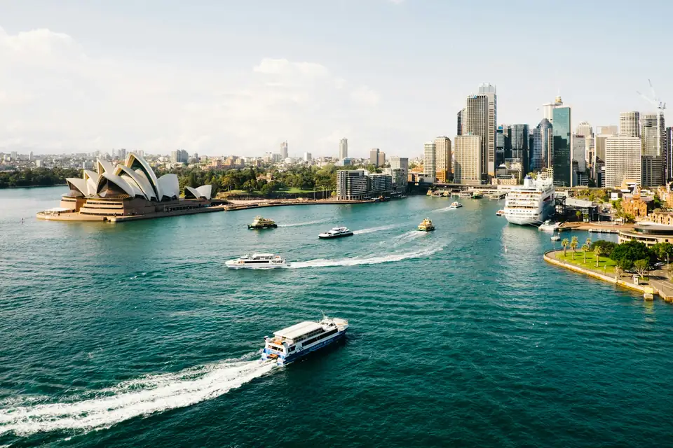 Porto de Sydney com a Opera House e o centro da cidade
