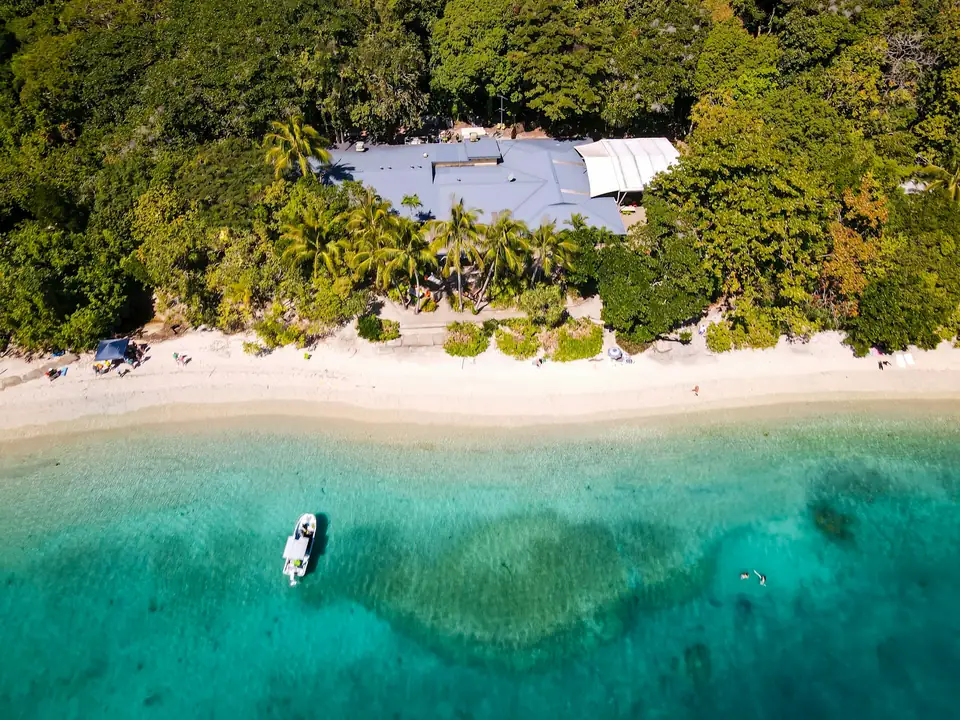 Vista aérea de uma praia de águas turquesa no norte de Queensland