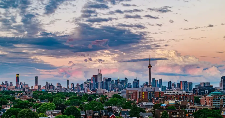 Horizonte de Toronto com a CN Tower ao entardecer