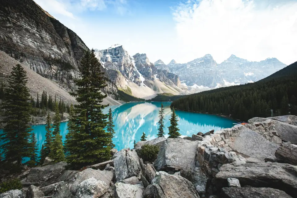 Lago Moraine, no Parque Nacional de Banff, cercado por montanhas