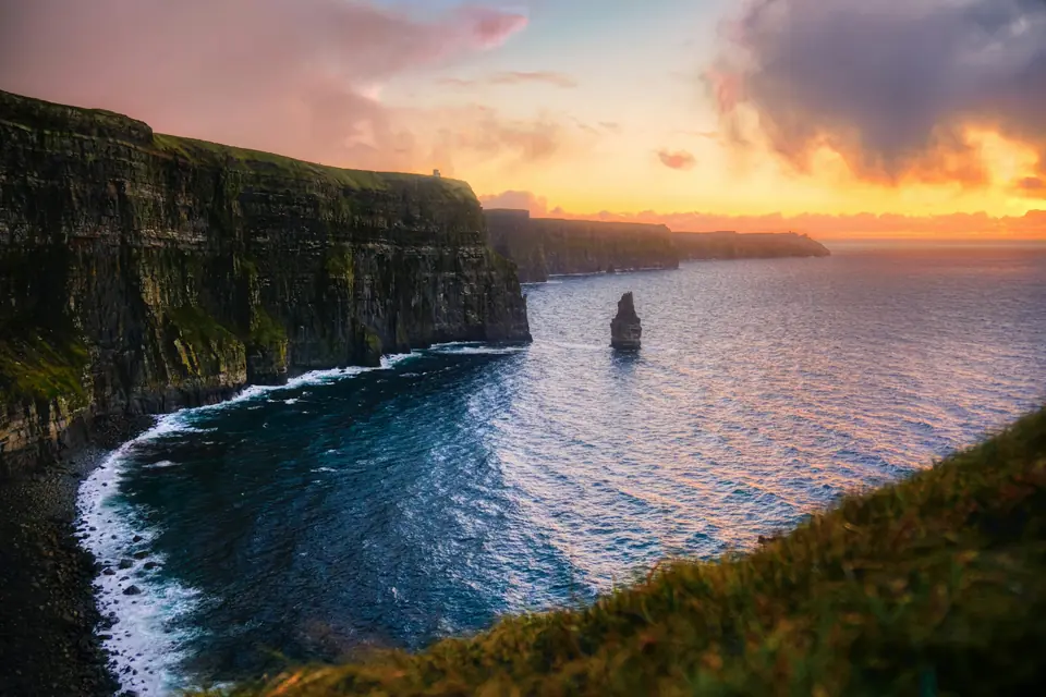 Penhascos de Moher ao pôr do sol, na costa oeste da Irlanda