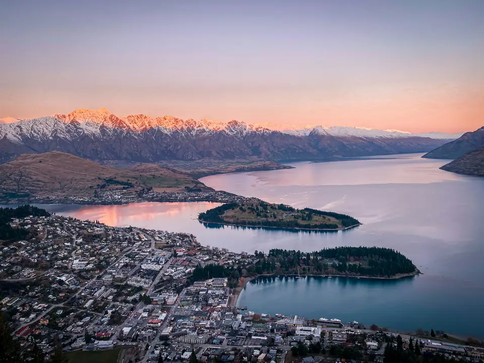 Queenstown e o lago Wakatipu ao entardecer