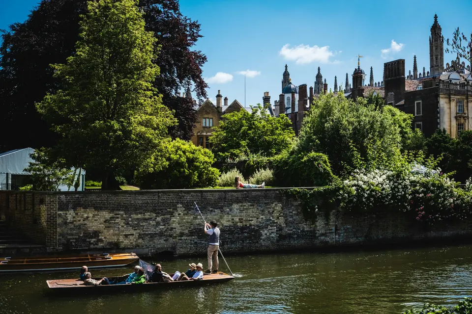 Barcos de punting no rio Cam, em Cambridge
